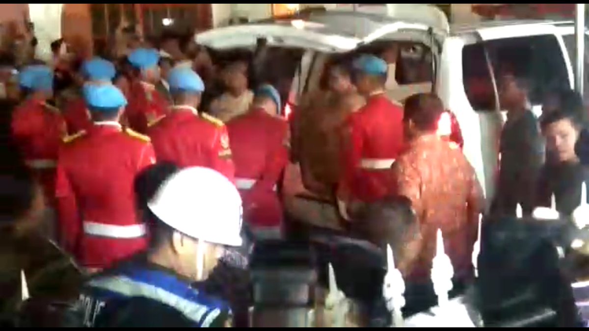 Personil Pasukan Pengamanan Presiden berseragam Pasukan Kehormatan sambut kedatangan jenazah almarhum Presiden RI ke 3, BJ Habibie di rumah duka Jalan Patra Kuningan XIII/1, Jakarta Selatan. (Kus) #BreakingNews #IbuAinun #PakHabibie