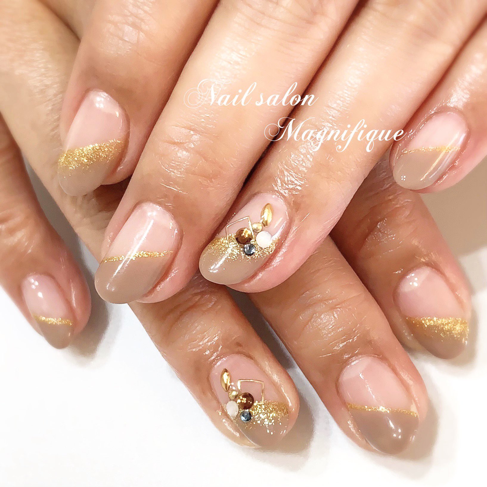 Nailsalon Magnifique Nail Nailsalon ネイル ネイルサロン ジェルネイル 斜めフレンチ モカ ゴールド 綺麗 秋 秋色 秋冬 かっこいい 大人かわいい オフィスネイル 大人ネイル 上品ネイル 恵庭ネイルサロン マニフィーク Magnifique