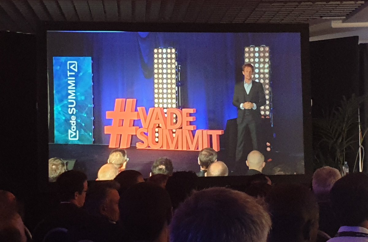 SamuelSeys's tweet photo. Quoi de mieux qu'une conférence d'un mentalist lors du #vadesummit pour mettre en exergue les failles de comportement, le détournement d'attention utilisés par les hackers. Superbe idée de @VadeSecure https://t.co/cDGkbrk1F5