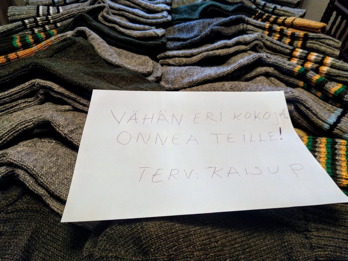 Jalasjärveläinen lotta 86v Kaisu Pihlaja on jo 13 vuoden ajan kutonut villasukat jokaiselle kunnasta kutsuntoihin tulevalle nuorelle. Taas valmiina kutsuntoihin. #kättälippaan