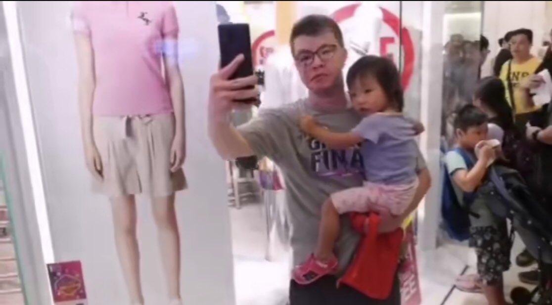 EOSioAustralia's tweet photo. I have to share this to the world. A mainland visitor who holds kid on arm, with two kids aside, was attacked by HK mobs in mall because he sings China national anthem. @SkyNews @BBCBreaking @SCMPNews @SenSchumer @SpeakerPelosi @j_berlingerCNN @theheraldsun https://t.co/4oaYlESI0V
