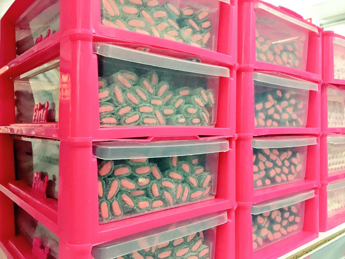 ¡Sorpresa! ✨ 
Tenemos 3️⃣ cajones de #FiniRegaliz buscando dueño.
¿Quieres uno?
👉🏼 Síguenos.
👉🏼 Haz RT.
¡Mañana diremos los ganadores!
Y si eres celiaco/a y ganas, ¡te mandamos los regalices de la gama #ZeroGluten! 🌿