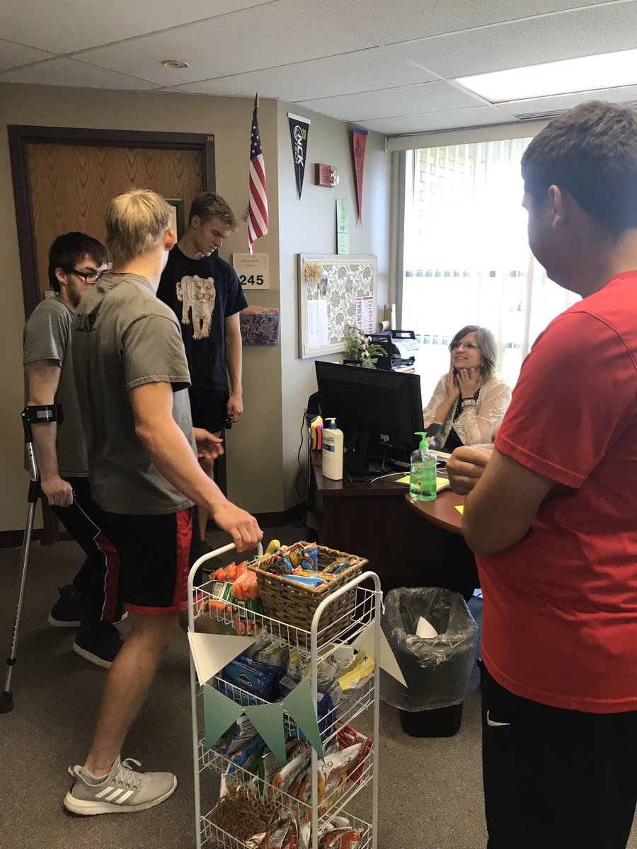 BelODell's tweet photo. Look at these #differencemakers thanking @MHSBullpups staff for being great Bullpups! https://t.co/WlbkDoJscU