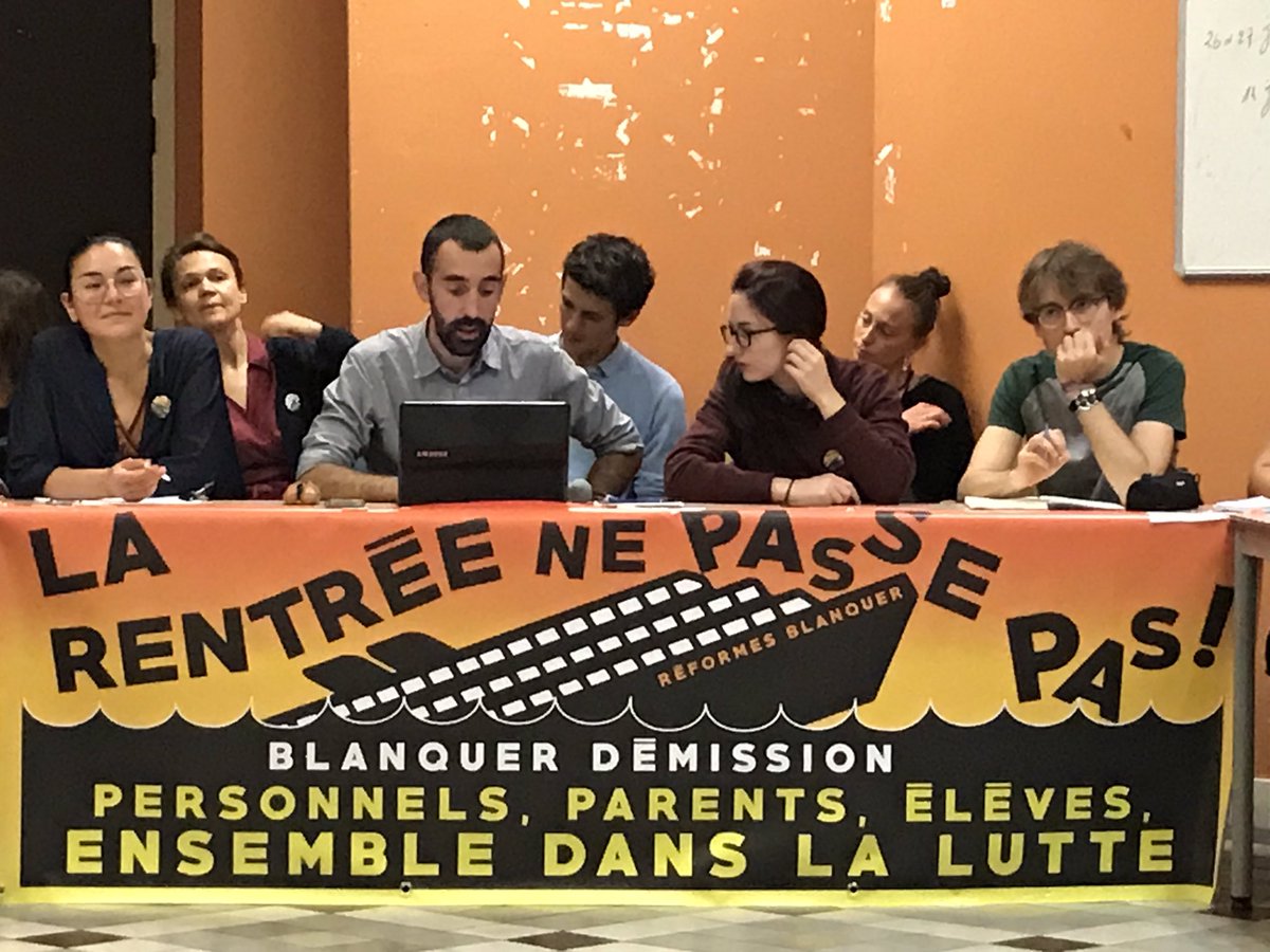 KorriCC's tweet photo. ⚠️ Je sors de la conférence de presse des personnels de l’éducation. Leur ministre @jmblanquer nous explique que tout se passe bien.
Ils ne sont pas du tout d’accord ‼️
#enseignants, #AESH, #CPE, #Élèves, #PsyEN poursuivent la mobilisation. 
#RentreeNoire #BacBlock #rentree2019. https://t.co/ExZSnU9lJl