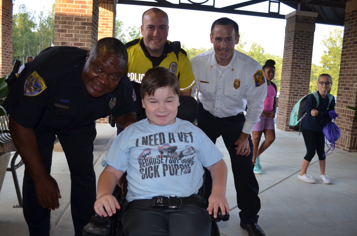 PES hosted a special first responder breakfast on the 18th anniversary of 9/11. 🇺🇸
A great way to foster relationships to build community!