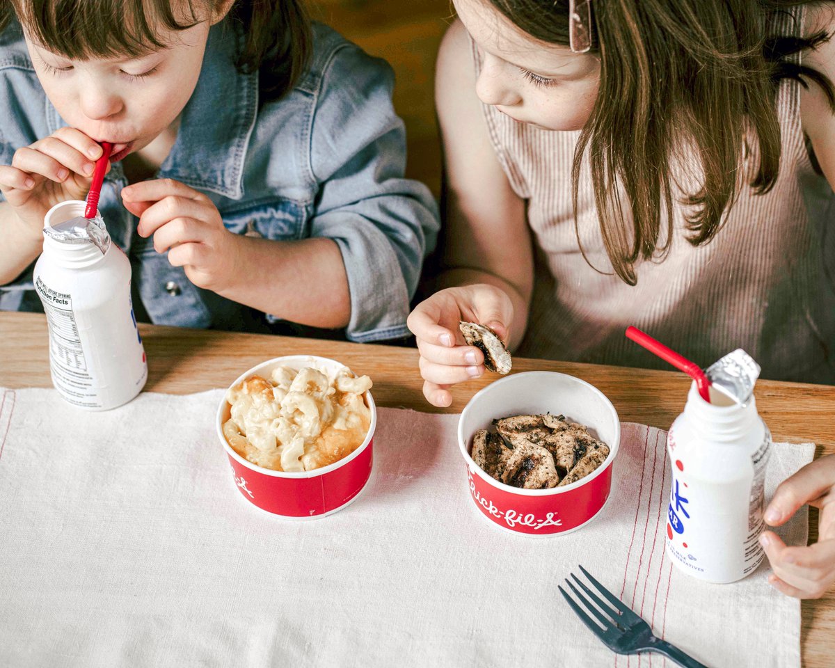 ResearchCFA's tweet image. Grilled Nuggets with a side of Mac &amp;amp; Cheese? 😍 We'll meet you for lunch! #ChickfilAResearchTriangle #ChickfilAGrilledNuggets #ChickfilAMacandCheese #LunchPlans #chickfila