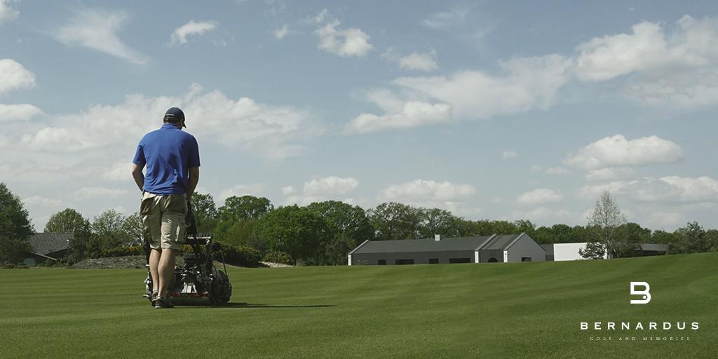 Elk jaargetijde afslaan, ook na een flinke bui. Dit is mogelijk dankzij een fijne zandondergrond en onderhoud door onze toegewijde greenkeepers.