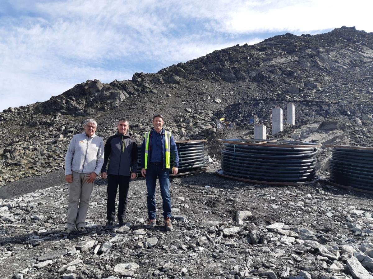 #Territoire l Visite de Michael Mathaux, sous-préfet de St Jean de #Maurienne, sur le chantier des travaux de remontées mécaniques <a href="/Valmeinier/">Valmeinier</a> #Savoie, pour l'extension du domaine skiable Galibier-Thabor.
En présence de M. Baudin, maire de la commune et du directeur de la SEMVAL.