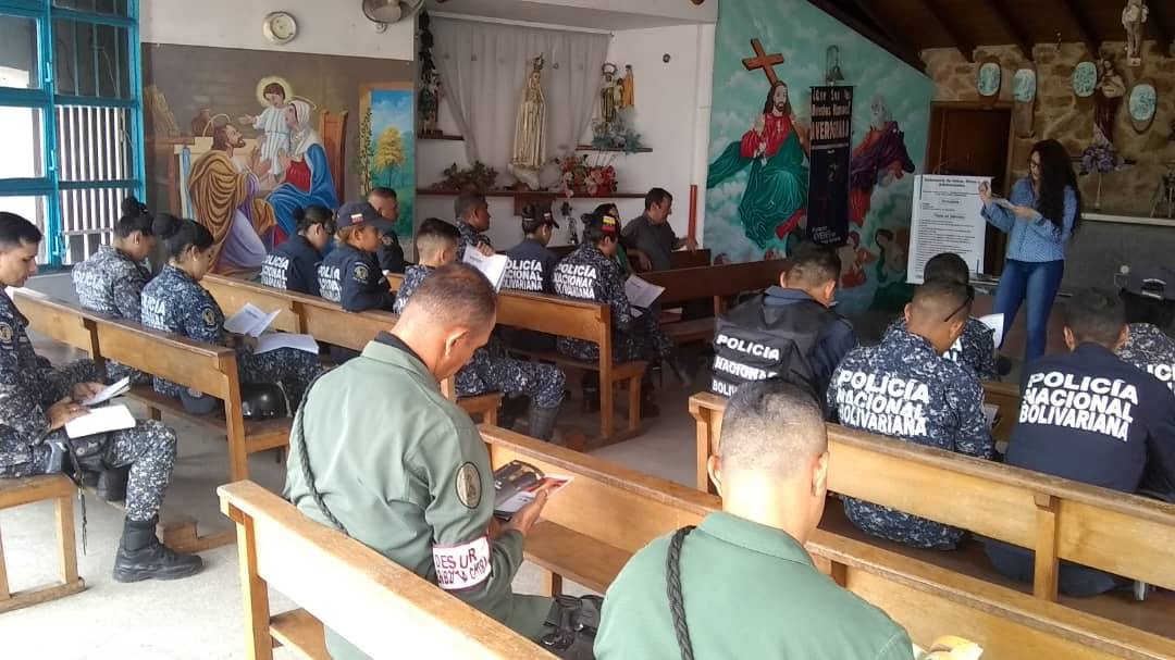 JovenesDHV's tweet photo. De la mano del Consejo de Protección de Niños, Niñas, Adolescente y su Defensoría, Fundación Jóvenes por los Derechos Humanos Venezuela desde el Estado Táchira impartió taller educativo en formación y conocimiento de nuestros Derechos Humanos. 😃🤗🤩👏
#Venezuela #DerechosHumanos https://t.co/wNHJT80hCz