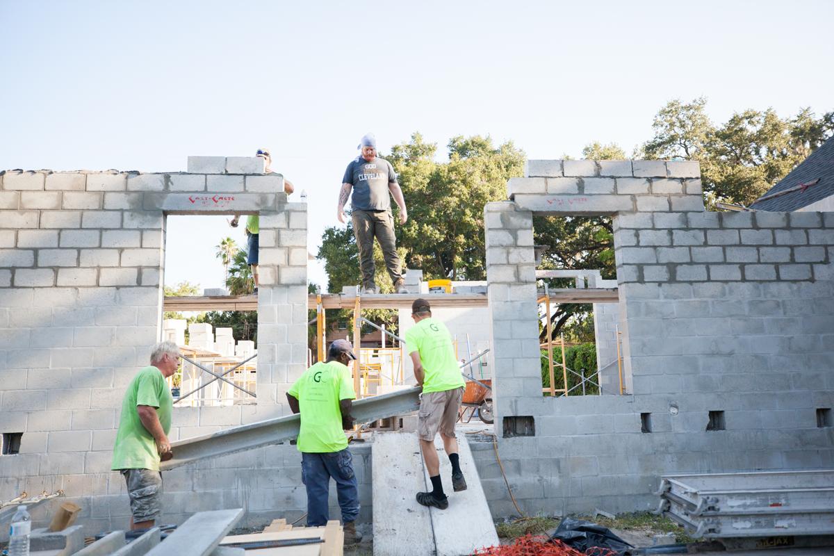 HGC_Designbuild's tweet image. Just doing some heavy lifting over here at our #francesproject and setting the concrete lintel in place for the front door 💪. Walls are going up and this home is taking it’s one-of-a-kind shape.