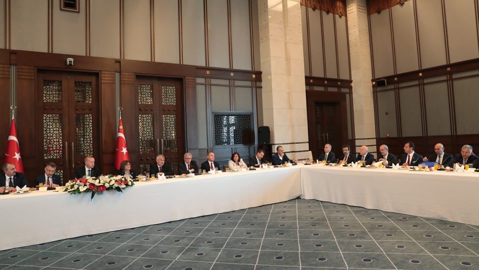 mansuryavas06's tweet photo. Büyükşehir Belediye Başkanı mevkidaşlarımla, T.C Cumhurbaşkanı Sn. Recep Tayyip Erdoğan’ın Külliye'de verdiği davete katıldık.

Ülkemizin menfaatleri için ortak hareket etmek ve vatandaşlarımıza en iyi hizmeti götürmek için devletimizin tüm kademeleriyle iş birliği yapacağız. https://t.co/qREqVxuXY2