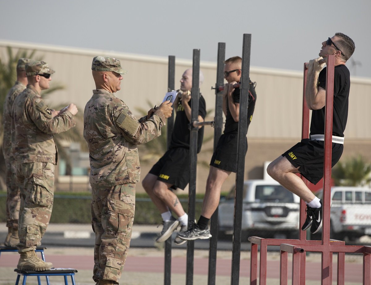 usarmycentral's tweet image. U.S. service members participate in the flexed arm hang event while striving to earn the German Armed Forces Badge for Military Proficiency at Camp Arifjan, Kuwait. 

#ArmyFit #Unified4Readiness