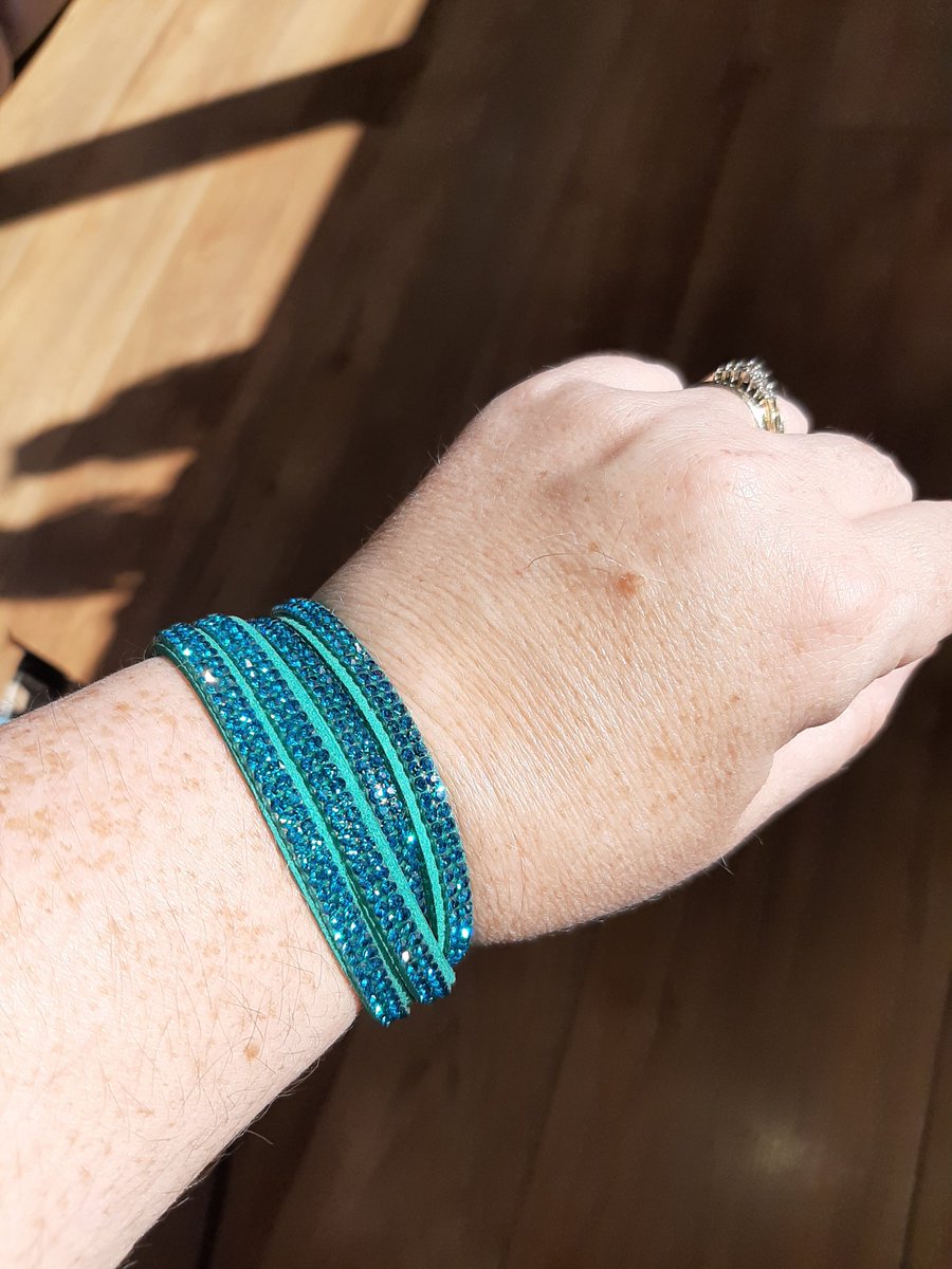 shazlacy's tweet photo. Gotta love it when you order a bracelet from Amazon and this is the box they send it in 🤦‍♀️
#hugebox #bracelet #teal https://t.co/C48csFfihk