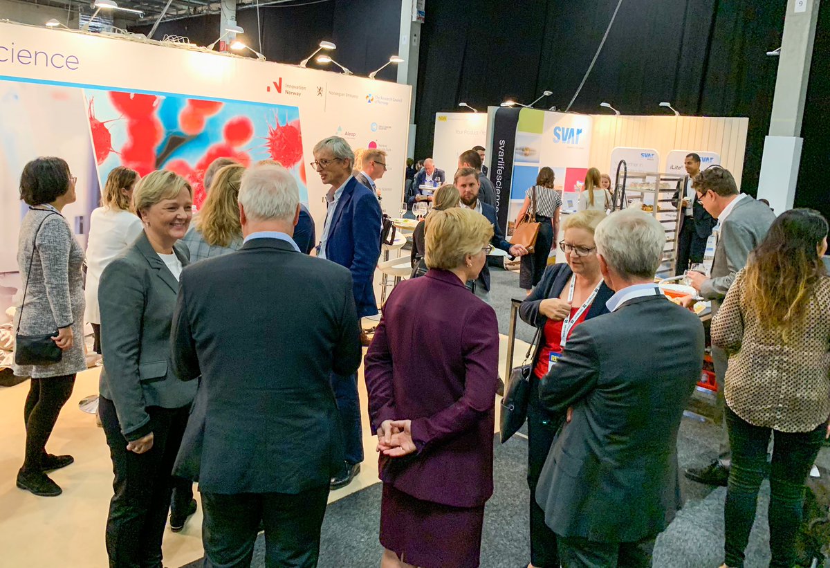 Vi er glade for å være med på synliggjøring av norsk livsvitenskap, vise hva vi kan tilby. Under Nordic Life Science Days i Malmø har vi en stand sammen med 13 aktører innen livsvitenskap. I dag fikk vi besøk av ambassaden til Sverige, ved minister Kirsten Hammelbo. #NLSDays2019