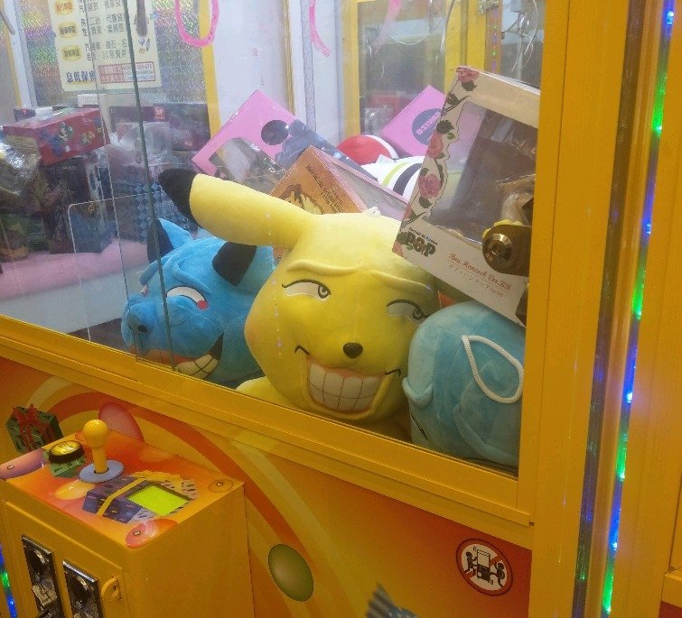 Kage クレーンゲームに入ってた ヤバい顔してるピカチュウ的な生き物 隣は何だ T Co Vubmyolyuj Twitter