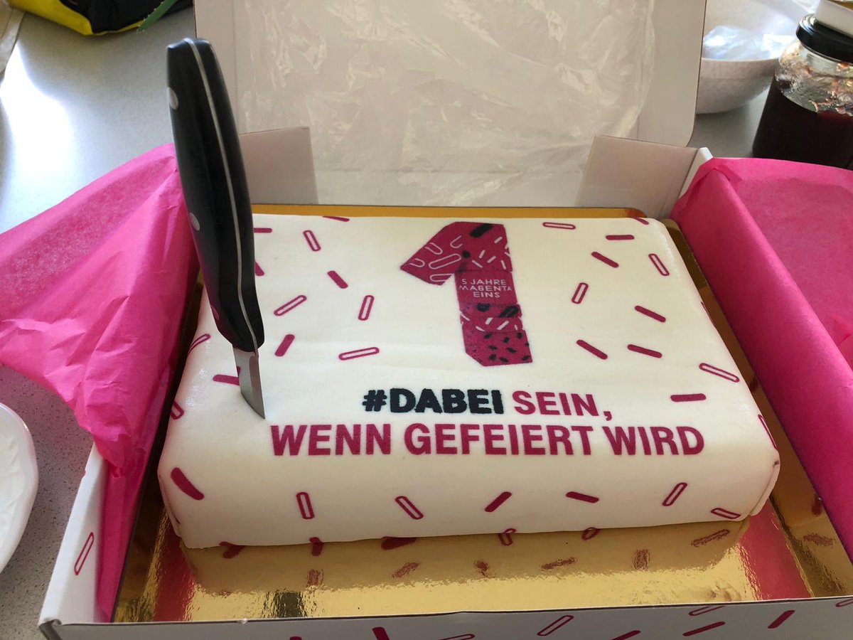 mareike156's tweet photo. #Werkstolz #telekomwall #magentaeins #5jährigesjubeläum #dabei Danke für den Kuchen! @M_Hagspihl #telekomshop #besteskundenerlebnis https://t.co/qaDEPSmbCY