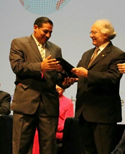 VictorTello73's tweet photo. "Esos pequeños pasos que das todos los días te llevarán a resultados que al comienzo parecían imposibles". #AdolfoPerezE #PremioNobelDeLaPaz #Argentina Principado de #Monaco #ForoGrimaldi 👑🇮🇩 Hecho en #Tampico #Madero 🦀 ⛽ 👽 👽 😎 ✌️ 🎬 🎥 🇲🇽 https://t.co/w7KdS3pnWW