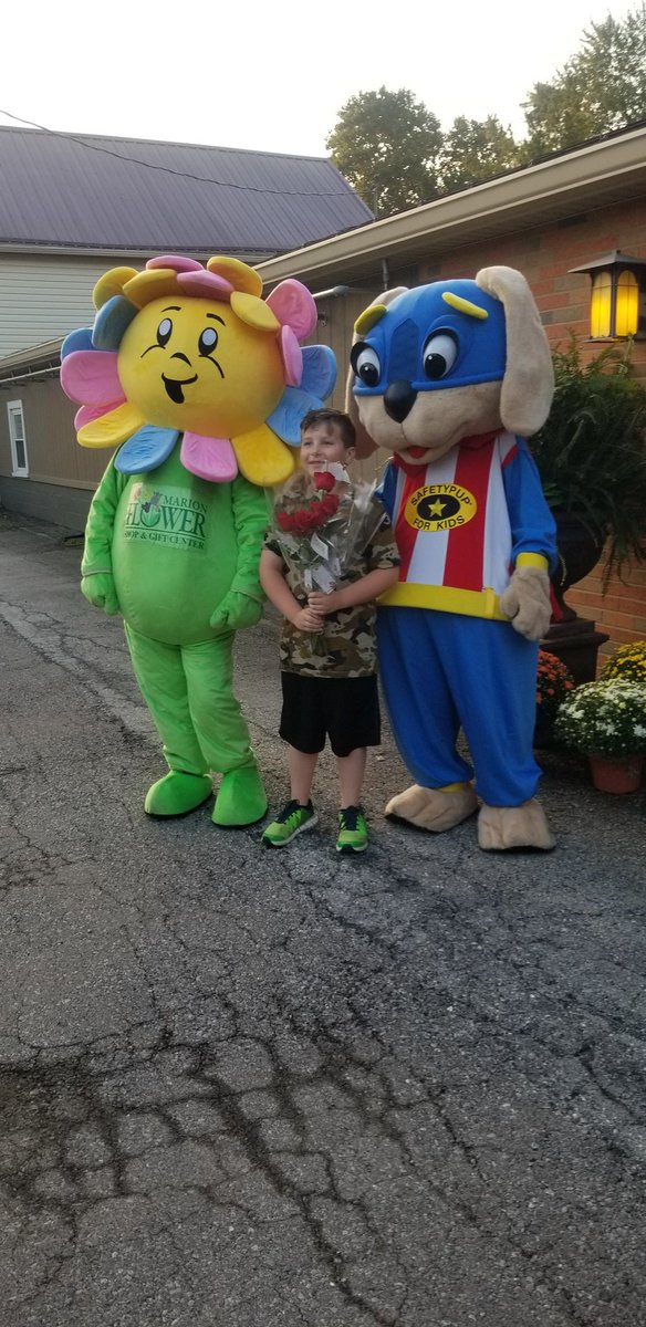 nickiamae's tweet photo. #GoodNeighborDay My little sweet guy was hoping to make some people smile today  with the help of the Marion Flower Shop  #SafetyPup and @marion_police https://t.co/KL1NyuaK5p