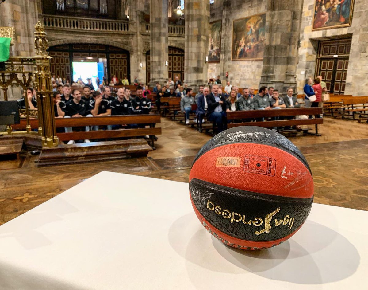 Esta mañana jugadores, técnicos y directivos han realizado la tradicional visita a Begoña, uno de los símbolos de Bilbao