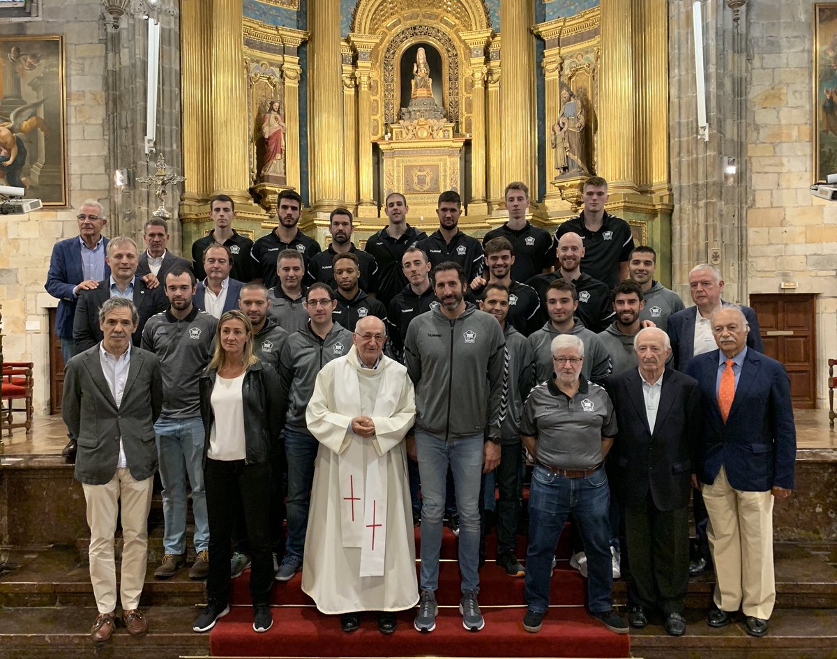 bilbaobasket's tweet photo. Esta mañana jugadores, técnicos y directivos han realizado la tradicional visita a Begoña, uno de los símbolos de Bilbao https://t.co/uuW2WkGYWY