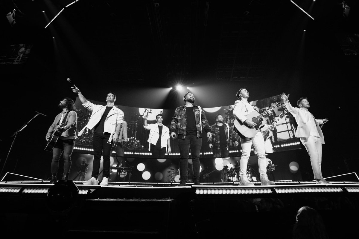 joejonas's tweet photo. Thank you Nashville for an amazing show last night and shout out to @DanAndShay for jumping on stage with us!! #happinessbeginstour https://t.co/SZC7DOiflX