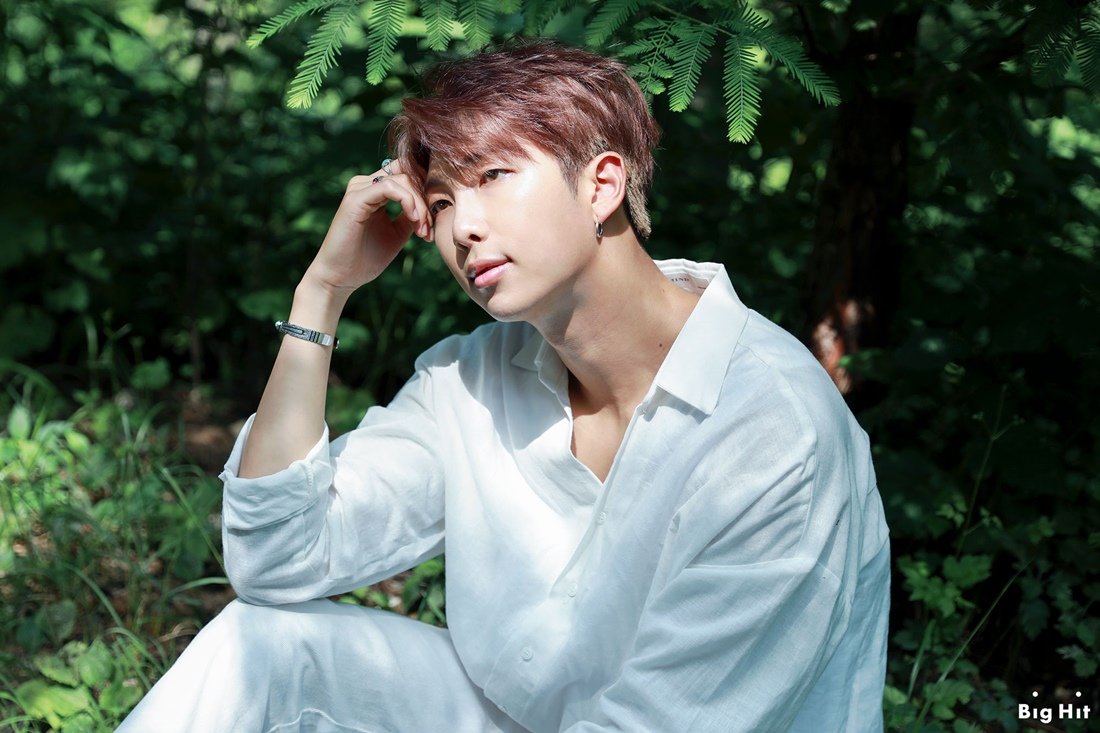NingMosa's tweet photo. Happy Birthday to you Kim Namjoon, all the best for you @BTS_twt
#HappyBirthdayRM
#HappyRMday
#HappyBirthdayNamjoon
#OurJooniverse
#HappyNamuDay
#MoonchildDay
#HappyJoonDay
#RM이든김남준이든믿고_따라갈게
#WeLiveSoWeLoveRM 
#TheRainInOurDesert 
#FlyWithRM https://t.co/PggerntnHF