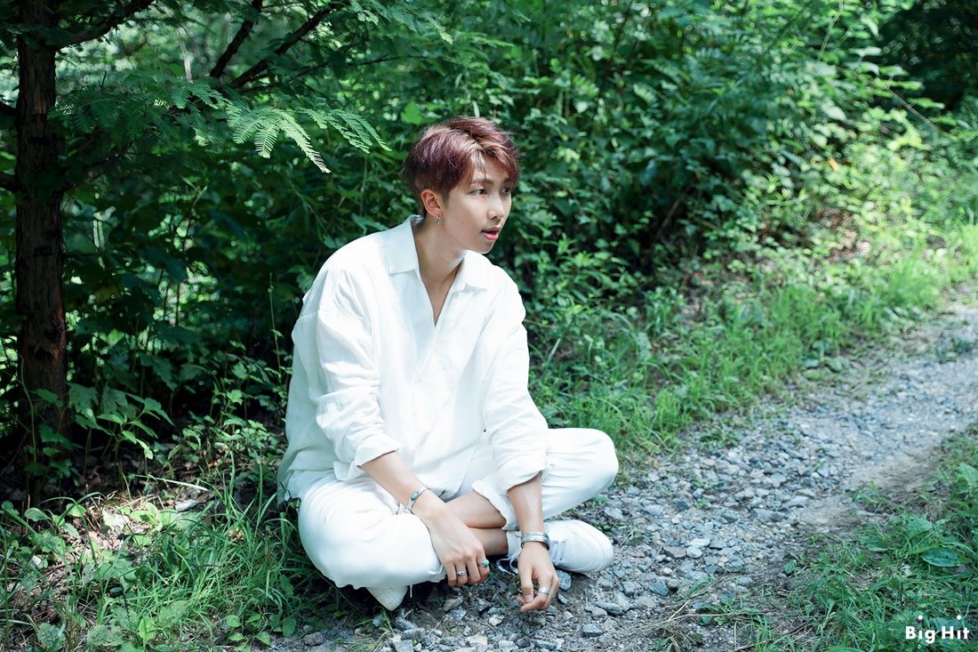 NingMosa's tweet photo. Happy Birthday to you Kim Namjoon, all the best for you @BTS_twt
#HappyBirthdayRM
#HappyRMday
#HappyBirthdayNamjoon
#OurJooniverse
#HappyNamuDay
#MoonchildDay
#HappyJoonDay
#RM이든김남준이든믿고_따라갈게
#WeLiveSoWeLoveRM 
#TheRainInOurDesert 
#FlyWithRM https://t.co/PggerntnHF
