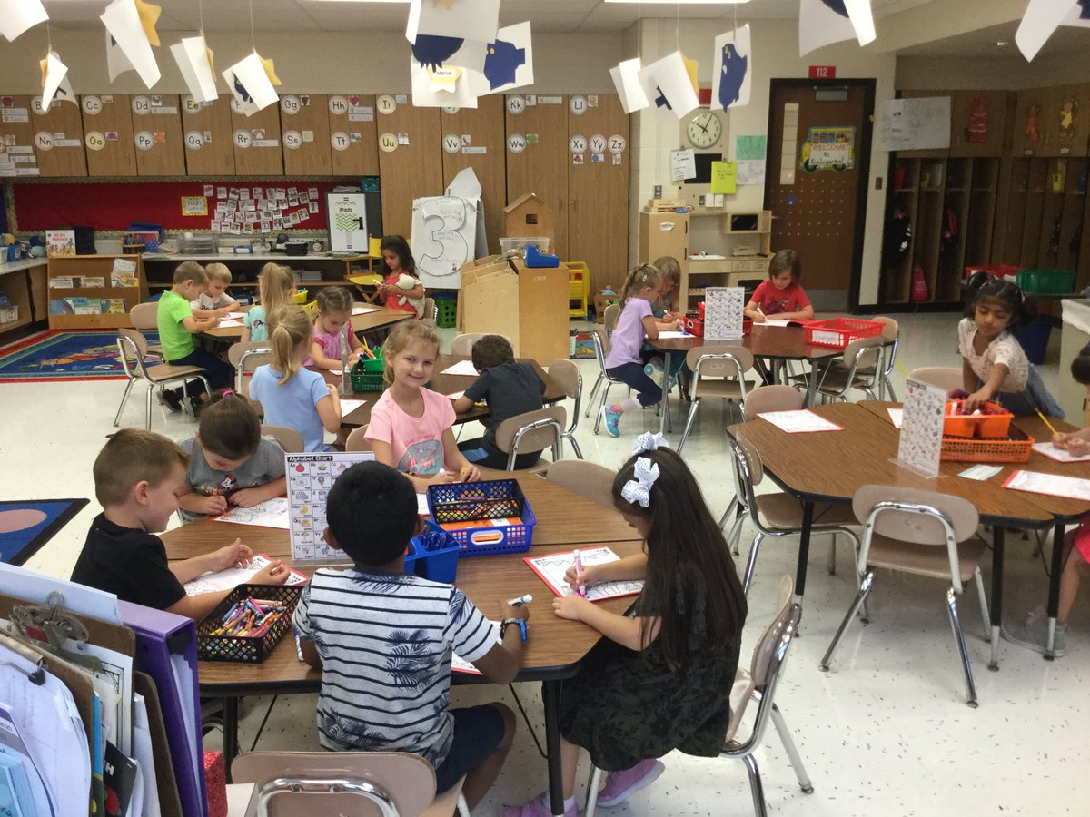 CarneyKinders's tweet photo. Kindergarteners are rocking Writing Workshop using their journals! https://t.co/6IA4BDybOe