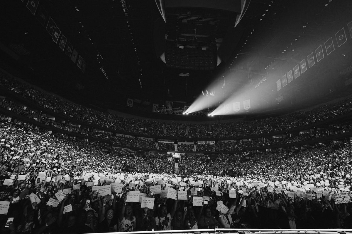 jonasbrothers's tweet photo. Nashville!! What a night on a Broadway. Thank you @danandshay for joining us on stage and to everyone who came out to the show! The comeback signs had us like 🥺🥺🥺 #happinessbeginstour https://t.co/6Yq51Efiuk