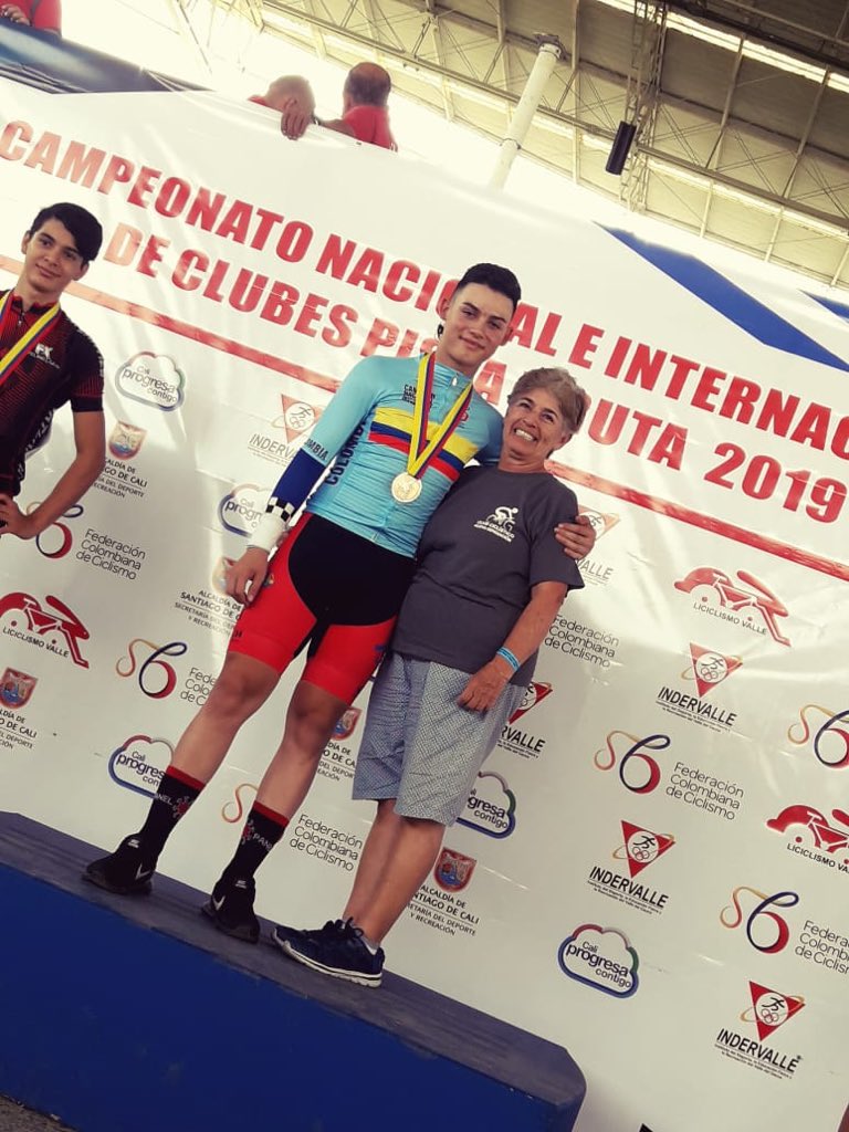 ClubCiclisticNG's tweet photo. ¡Nos trajimos un par de medallas y grandes momentos! 

Somos la familia @clubnuevageneracion_ 👩‍👦‍👦

#EscalandoSueños https://t.co/Hbj8r6oShd