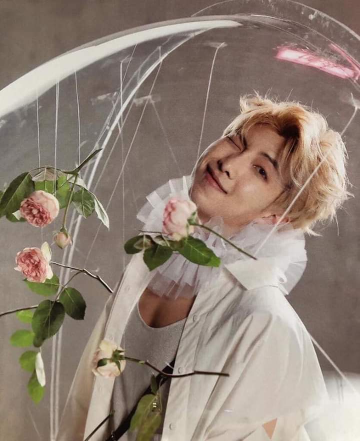 TrmH16's tweet photo. Sweet 25 years old. We love you. We purple you💜
#HappyBirthdayNamjoon https://t.co/y3ZVrxFqF3