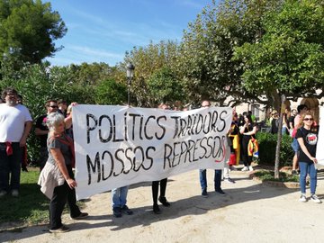 Más violencia en Barcelona: segundo intento de asalto al 'Parlament'  Después del acto central, los radicales se trasladan al Parlamento para lanzar piedras y bengalas contra los Mossos. EEMUAFRWsAYmHy2?format=jpg&name=360x360