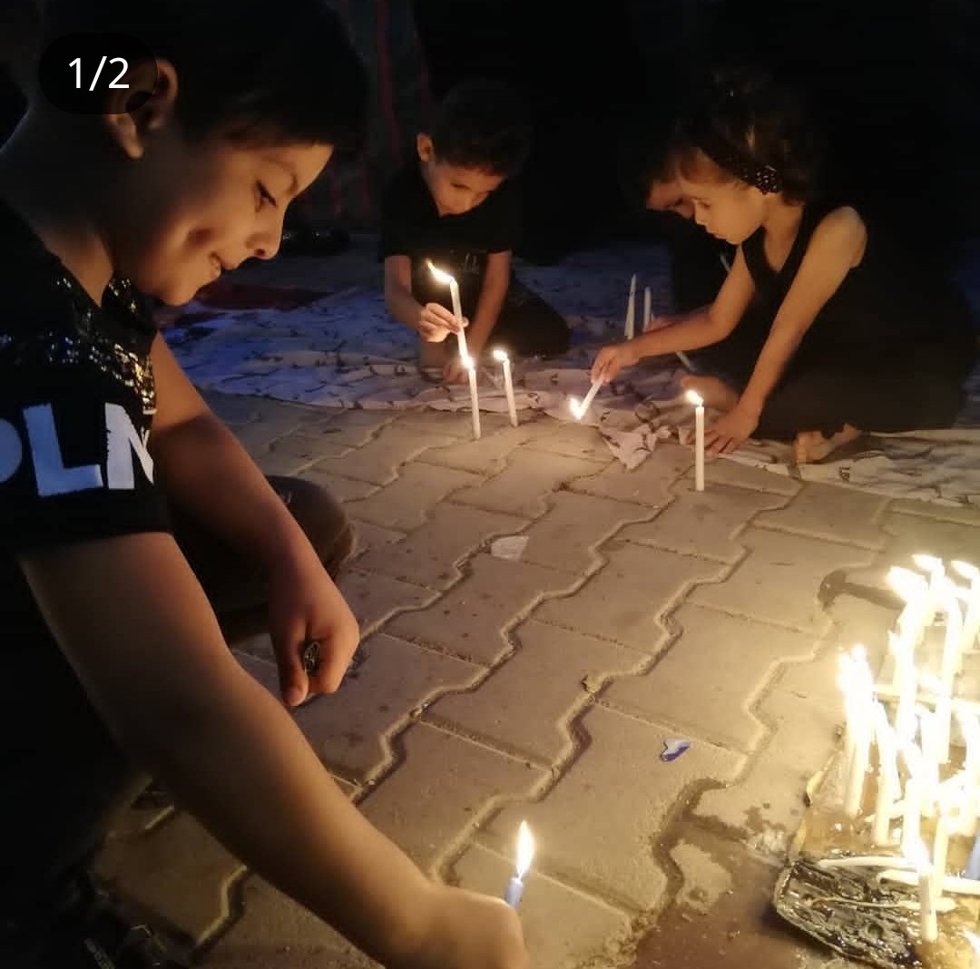 ضجيج كبير وزدحام انفاس الحسينيون ملئت كل مكان سواد طاغي ع المنازل وع الطرقات وحتى الاطفال ارتدو السواد وزرعو حب الحسين في افئدتهم حتى الممات🌑✨
#يااااااحسين