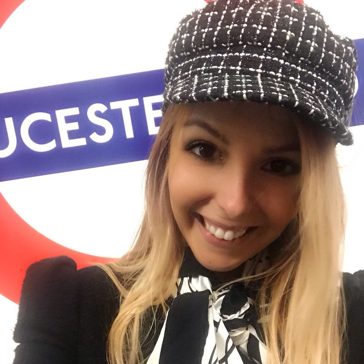 loryschannel's tweet image. Good afternoon London!
❤️❤️❤️
#selfie #London #londonlook #vacation #holiday #relax