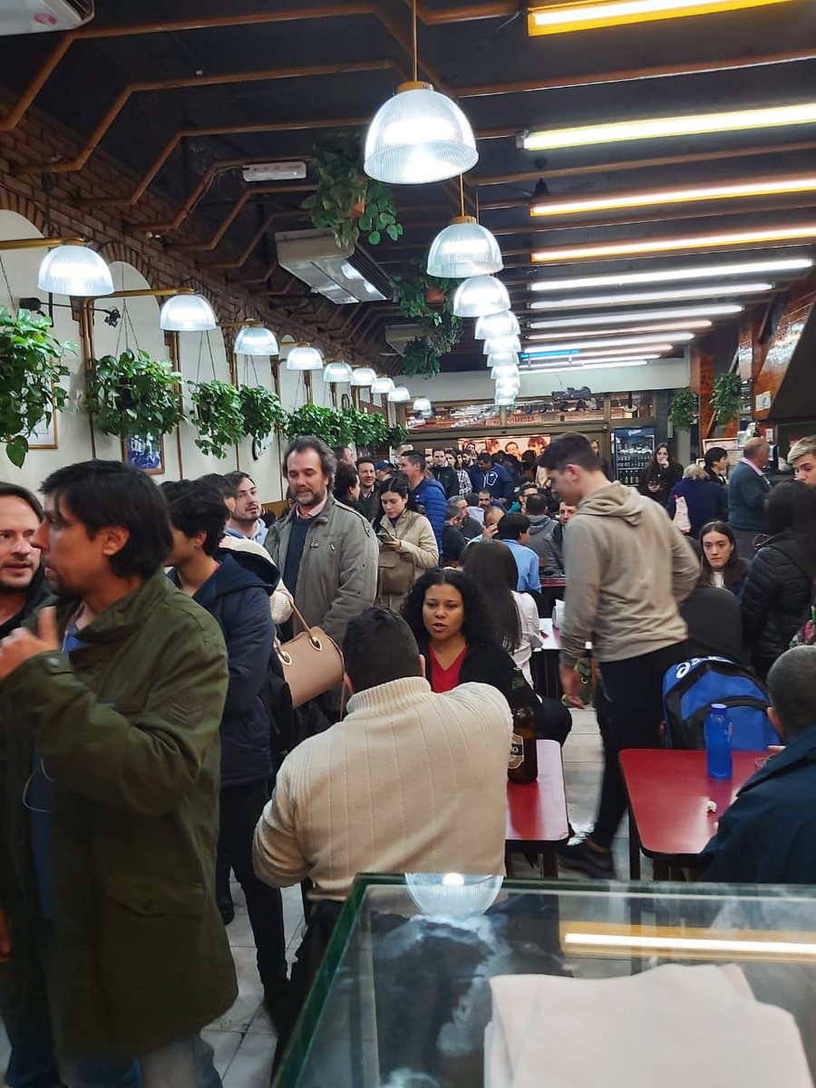LasCuartetas's tweet photo. Imágenes que, por repetidas, no dejan de emocionarnos todos los años. ¡¡Gracias por venir a festejar con nosotros la #nochedelaspizzerías 2019 organizada por Appyce!!.🙏🙏 https://t.co/CoWhpFw7uP