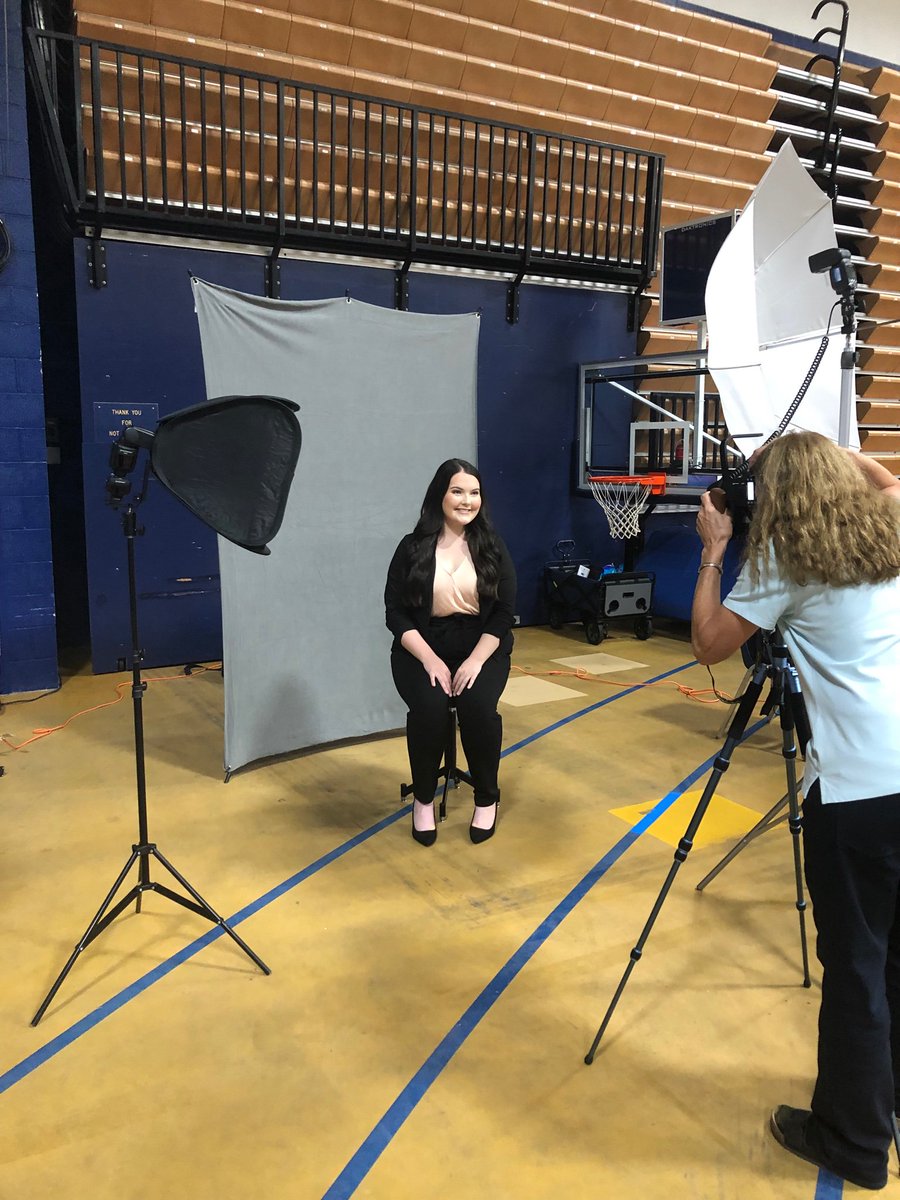 CareersForWU's tweet image. Tip #10: Make sure to get a professional headshot at the fair courtesy of @washburnalumni #TenTips #WUCareerFair #CareerWeekAtWU