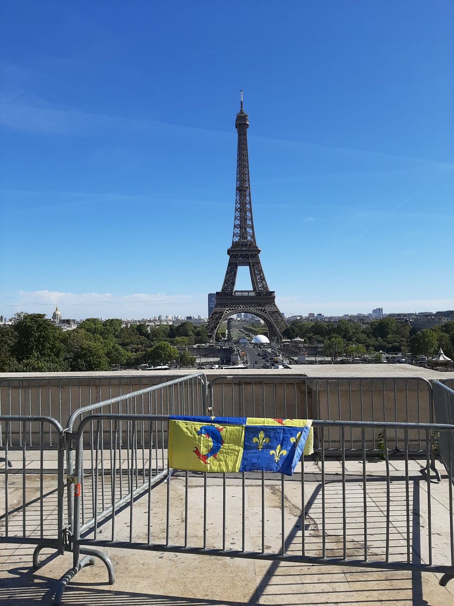 SigisGF38's tweet photo. Fin de l'Escapade parisienne ! ✅ De la tour #Eiffel au Stade de France pour #FRAAND, les grenoblois sont toujours là 💪💙 #Dauphine #GF38 #Grenoble https://t.co/ZmNbqKQIFu