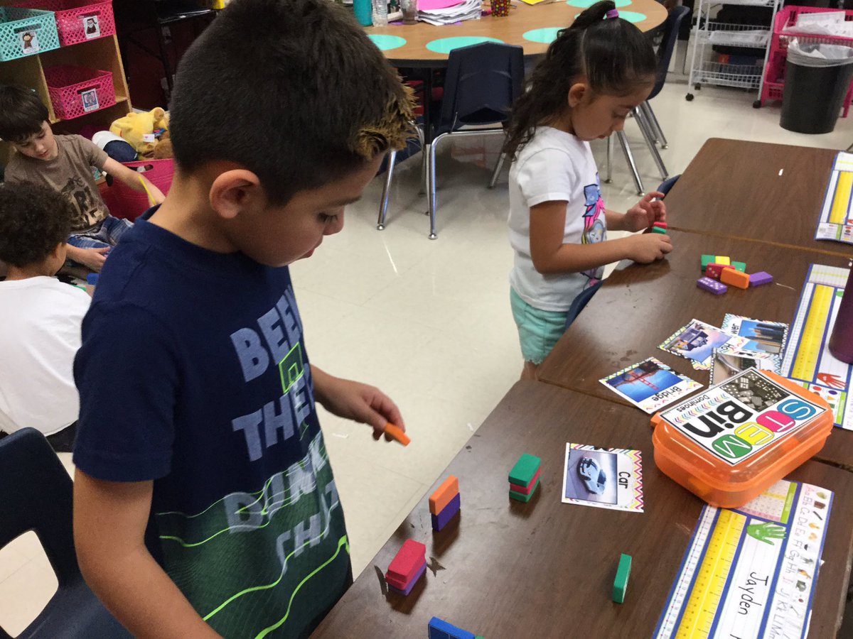 AveryBarnes18's tweet image. Exploring our new STEM bins on Friday! @NISDMurnin #stemfridays #growthmindset #engineeringlearning