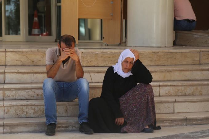 Ahlâk, bilincin aydınlattığı rotada tüm engellere ve yetersizliklere rağmen yürüme gücüdür; toplumun olmazsa olmazı vicdani değerlerde ısrardır. Şenyaşar Ailesi urfa adliyesi önünde  tek başlarına oturuyor, bedel ödeyen bu aile neden yalnız??
#ŞenyaşarAilesi