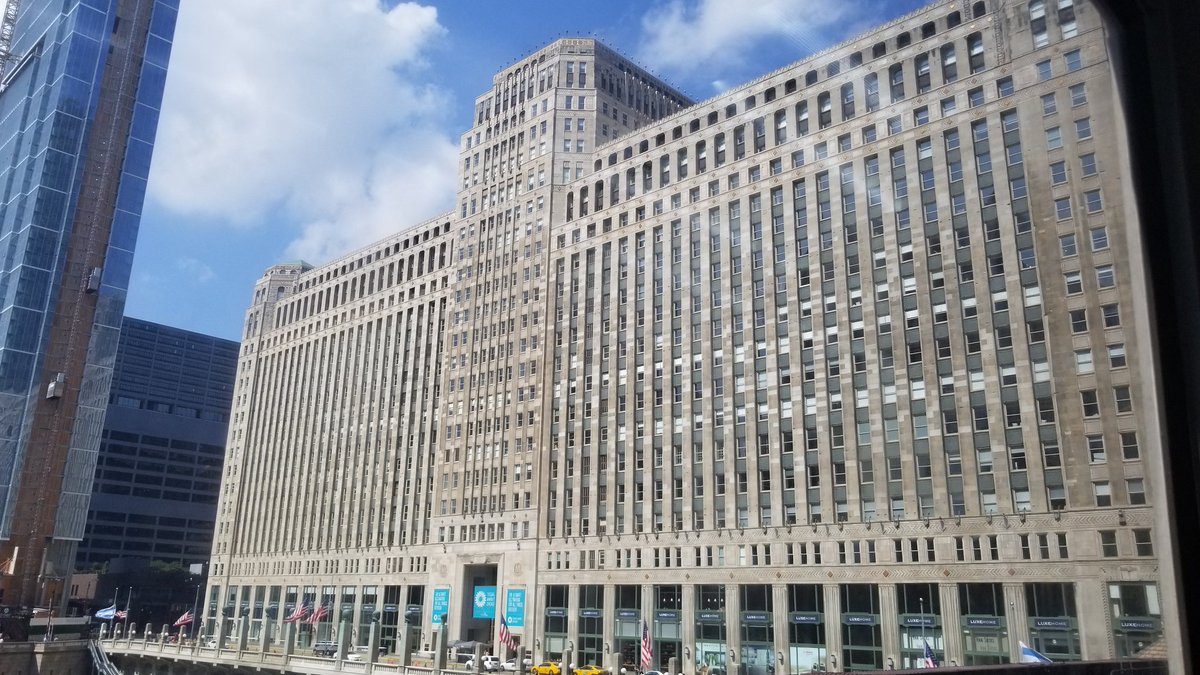 DennisCGarcia's tweet image. View from the #Chicago #BrownLine train of the iconic #MerchandiseMart building displaying all of its magnificence in early #September