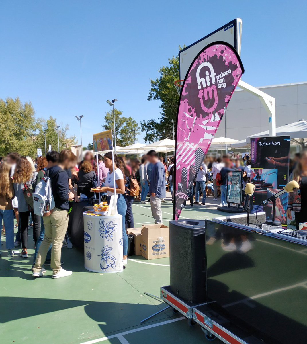 FrutossecosM's tweet photo. 🎓 Buena acogida de #NutsTime en @ufvmadrid con @Hit_FM 🎶 #aperitivosmedina #hitday https://t.co/IzpStq7NRg