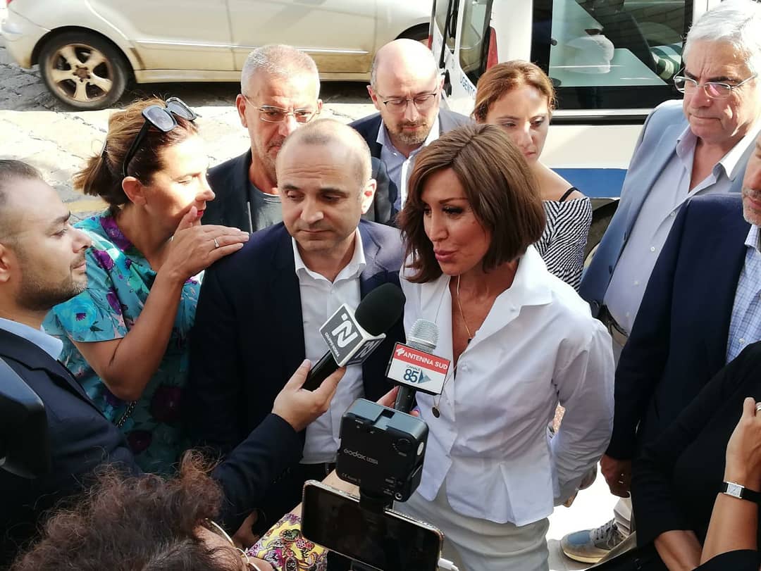FIpuglia2020's tweet photo. Nei terreni colpiti dalla Xylella, per toccare con mano il dolore di un'intera comunità.
La #Xylella ha piegato la Puglia, con la complicità dell’inedia dei vari governi e della Giunta Emiliano. @forza_italia lavorerà con rigore e serietà per sostenere le ragioni dei pugliesi. https://t.co/s9H7v59EYz