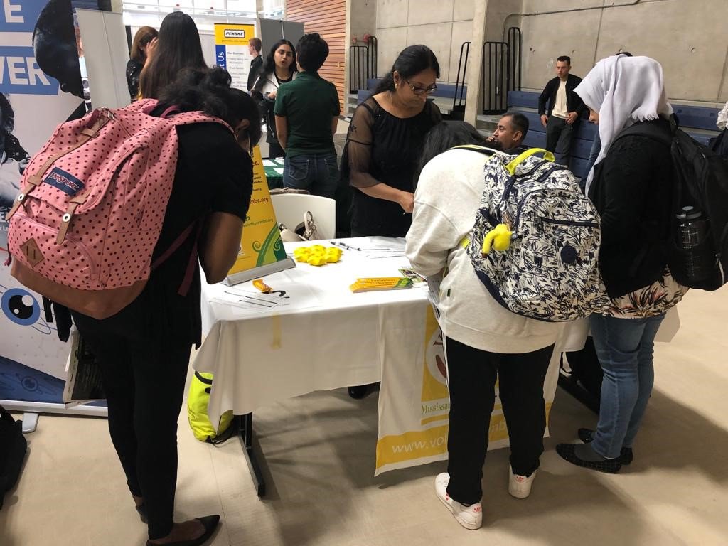 VolunteerMBC's tweet photo. Madhuri, our Community Connections Coordinator is at University of Toronto Mississauga today at their Get Experience Fair. Are you there? Drop by and say Hi! Learn how volunteering can help you achieve your career goals. #utm #getexperienceutm https://t.co/HVFLCSxfxB