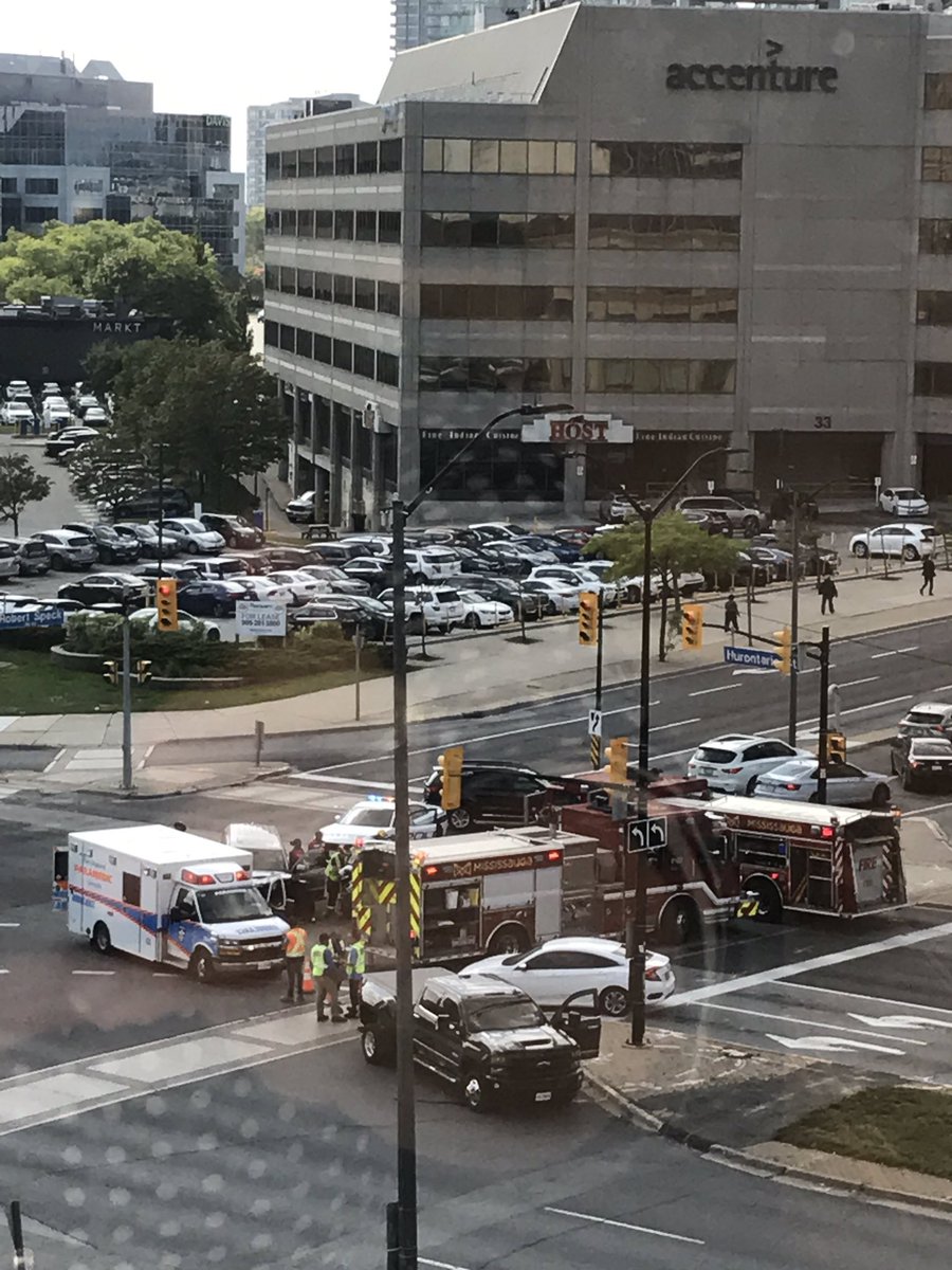 DellaShea1's tweet photo. Accident near Square One shopping center in Mississauga. Hurontario and Robert Speck 😒 https://t.co/8aSLr51QH9