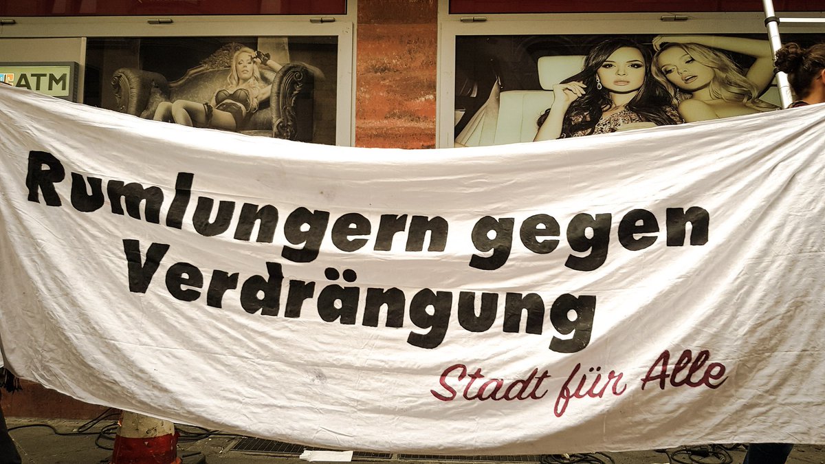 KollektivFfm's tweet photo. Im Bahnhofsviertel #Frankfurt wird gegen #Gentrifizierung gecornert. Seit Wochen ist die Polizei dabei, das #Bhfvrtl zu kontrollieren und unerwünschte Menschen zu verdrängen.
#Stadtfüralle #Rechtaufstadt https://t.co/ht6XQEGR3D