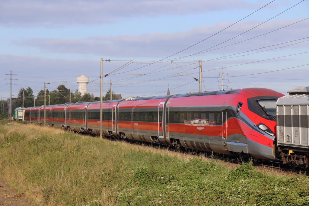Les couteaux ( ou plutôt trains) s’aiguisent ! Arrivée cette semaine sur #RFN pour tests d’homologation de #trenitalia
