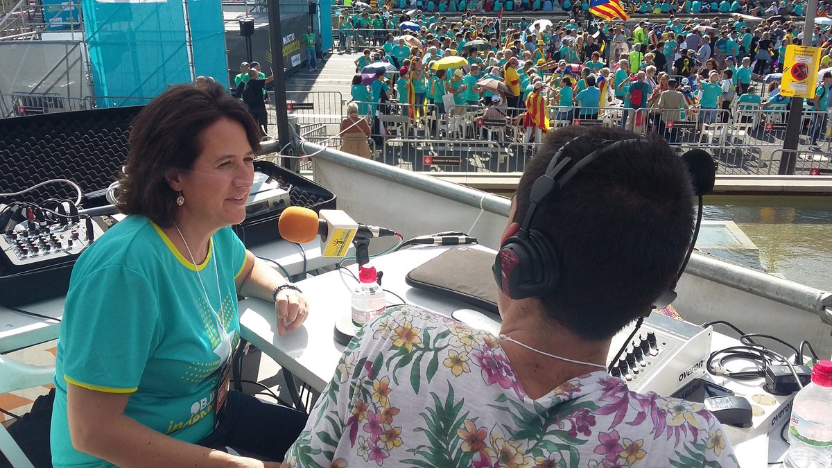 sants3radio's tweet photo. Seguiu en directe la concentració de #11deSet des de l'estudi mòbil de #Sants3Ràdio a l'Avinguda Reina Maria Cristina. 📻 https://t.co/YZY5HEjI6c