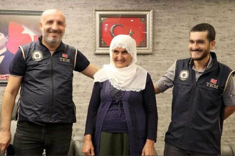 "O bir tilki gibi sessiz ve uyanık olacak. 
Amacı için yasalara ihanet edecek. 
Artık bütün şehir huzursuz, kavgacı ve kışkırtıcı. 
İnsanları birbirinden  nefret ettirecek."
Kirli savaş politikasını bir kaç kişiyle bir tilki gibi yürütecek.
#SiyasiDarbeyeDurDe
#SiyasiDarbede24Gün