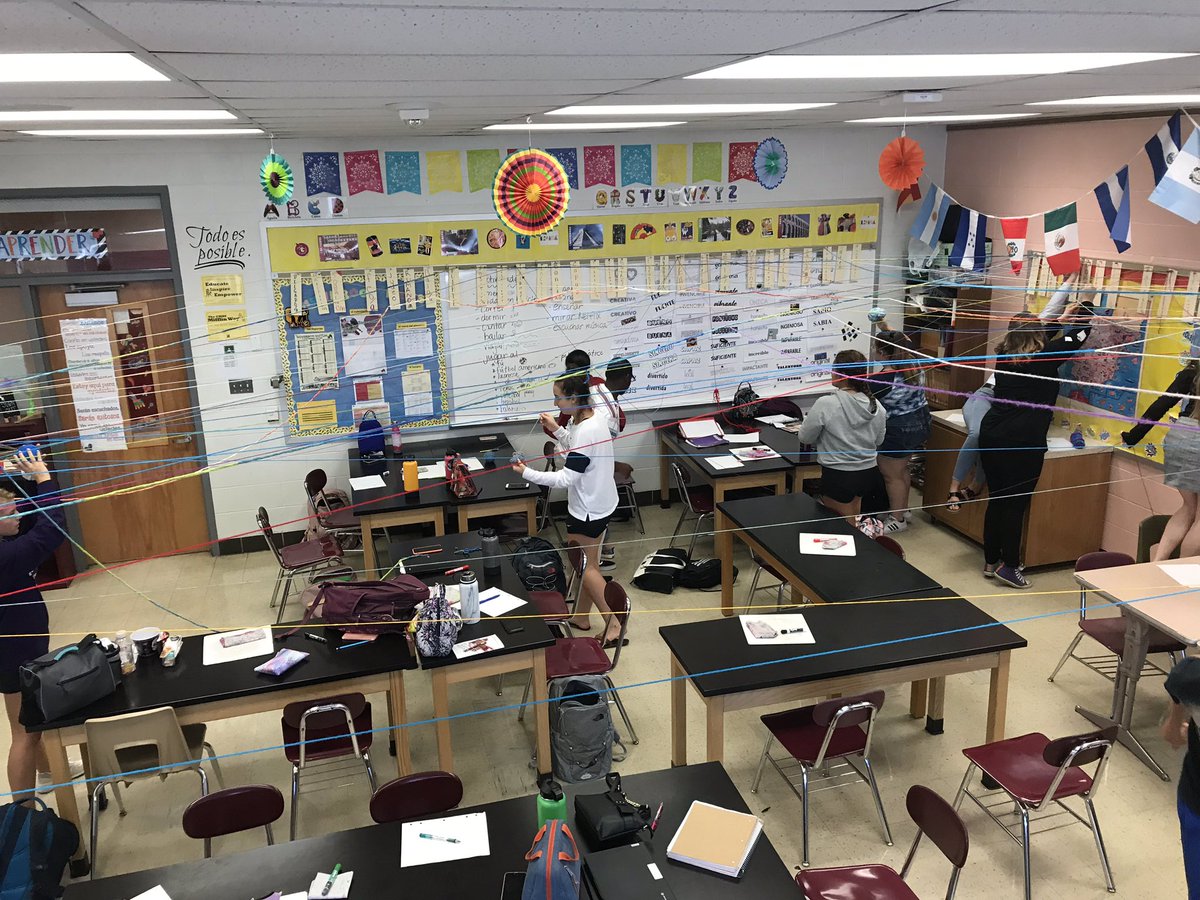 SraRedford's tweet photo. Spanish 4 Ss are busy mapping how our individual identities connect in our classroom. #mifflinsd #langchat #juntos https://t.co/2vfXo1JicG