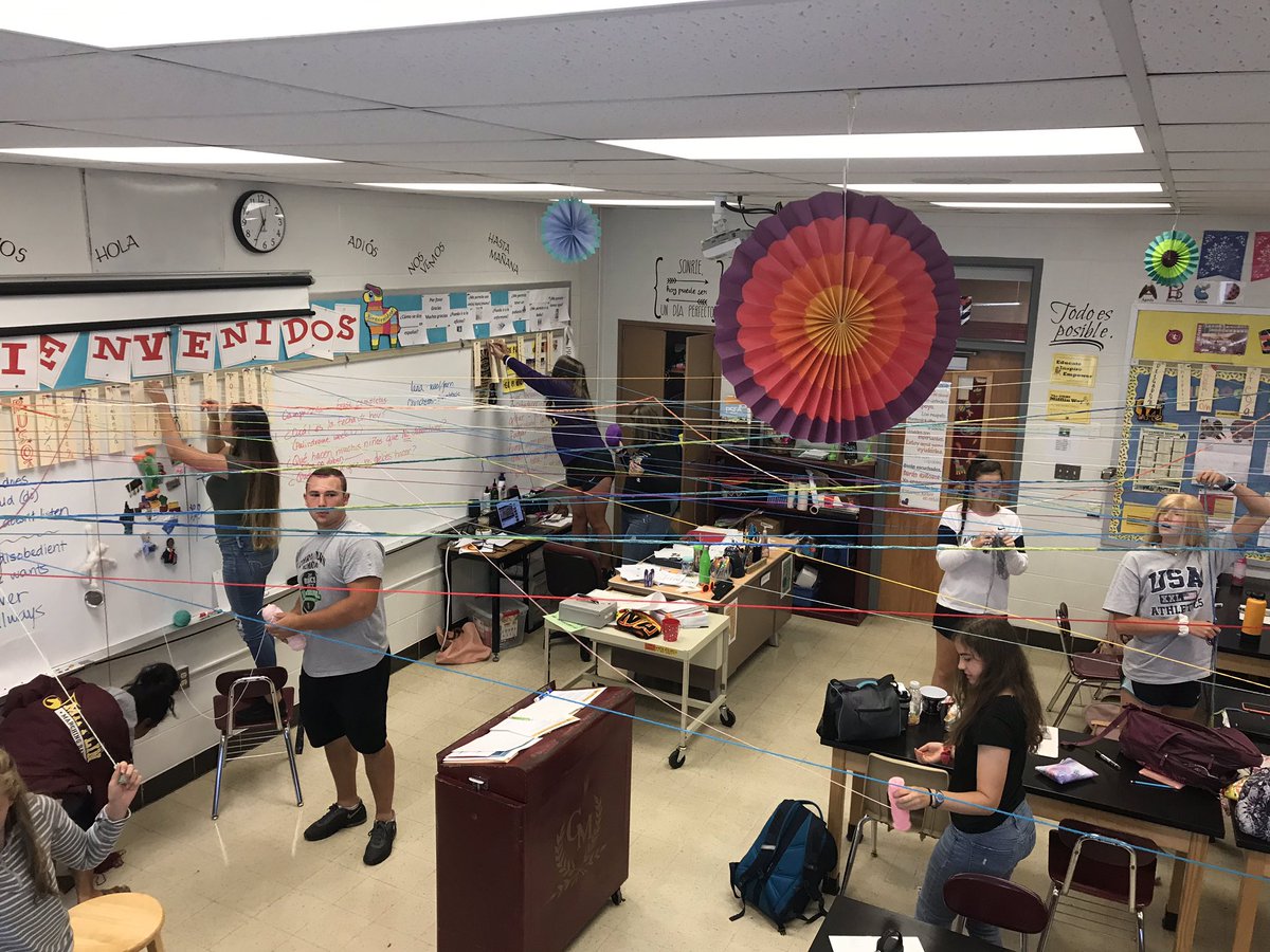 Spanish 4 Ss are busy mapping how our individual identities connect in our classroom. #mifflinsd #langchat #juntos